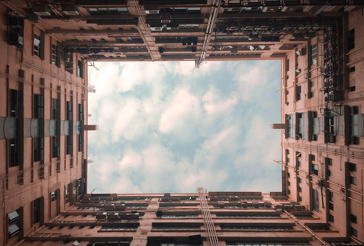 En byggnad underifrån som formar en ram