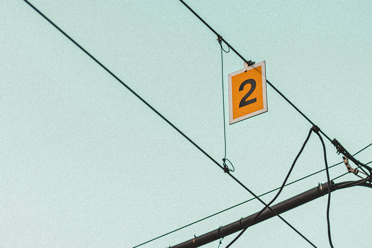 En tvåa hänger från en elledning