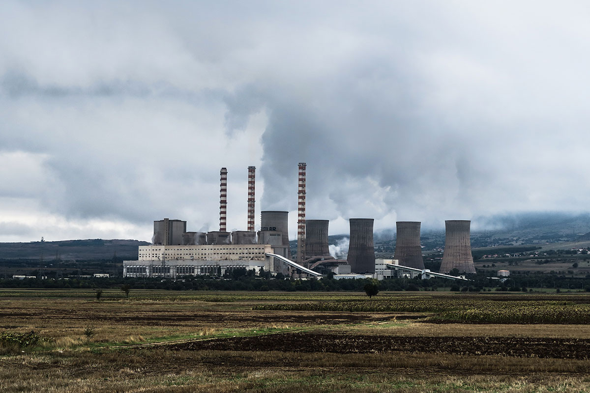 Foto på kolkraftverk på en slätt