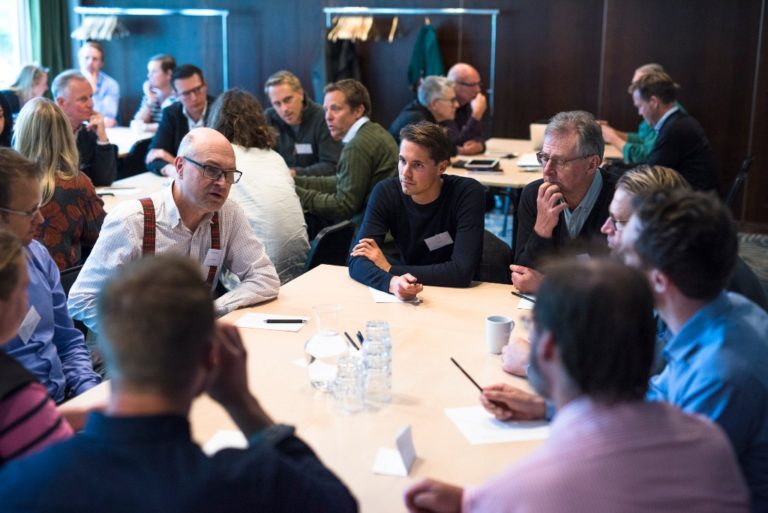 Personer har workshop runt ett bord