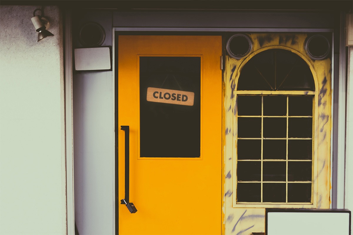 En dörr med en skylt där det står "closed