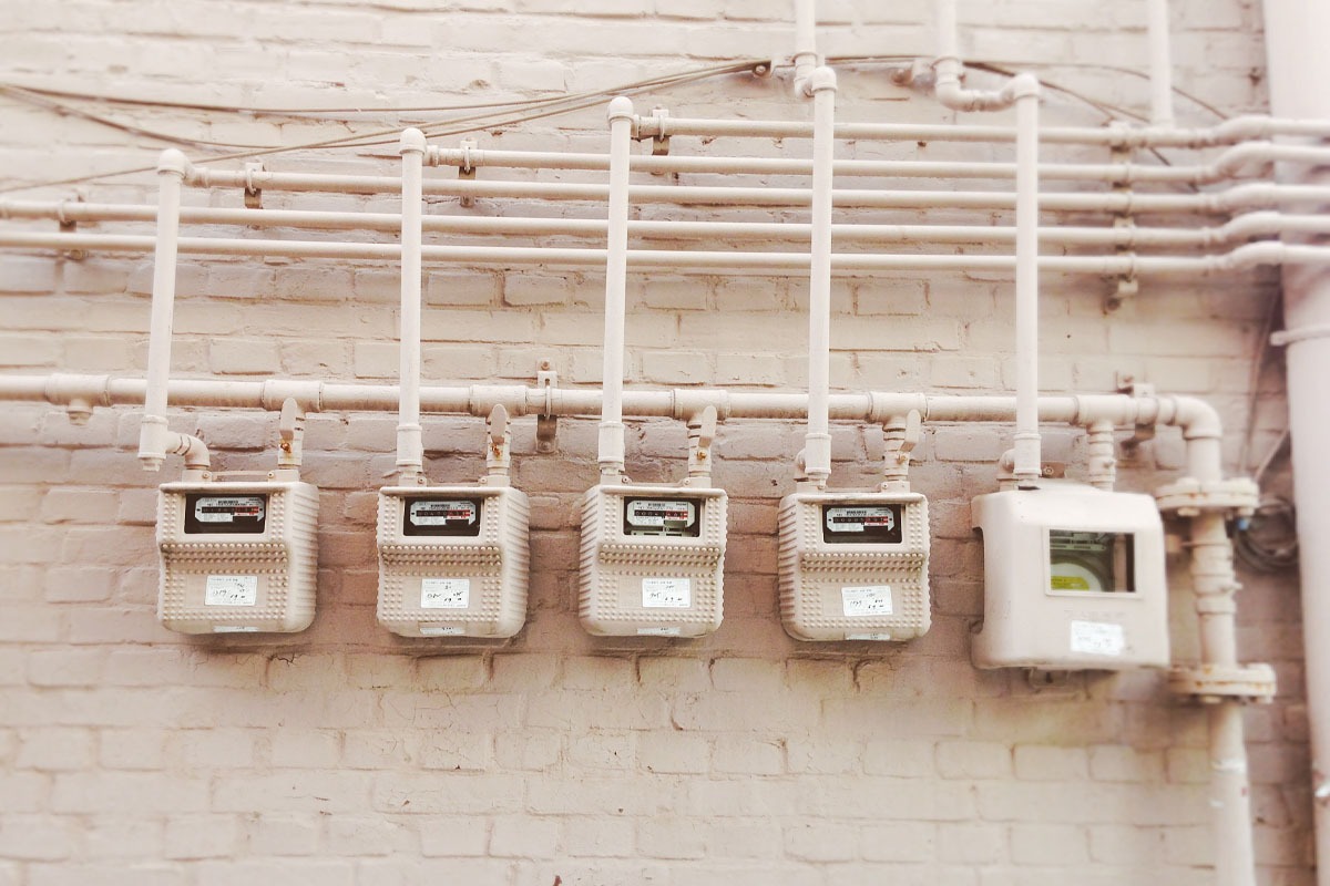 Undermätare på en tegelvägg