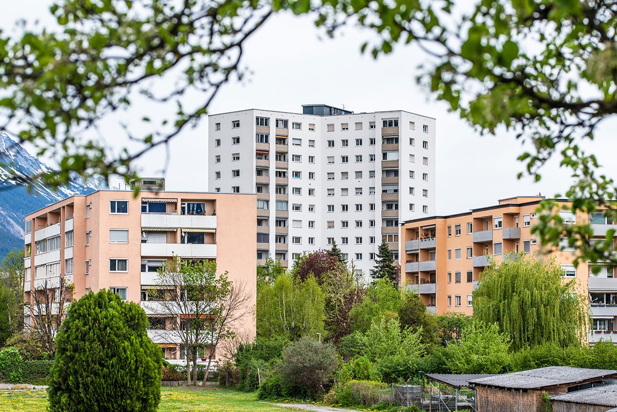 Foto på bostadsområde med flerbostadshus