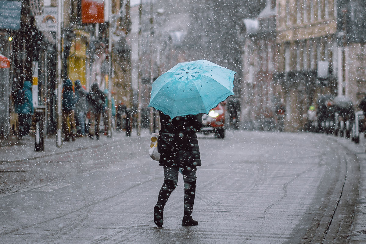 Person som går med paraply i snöslask
